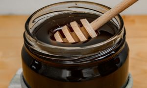 Miód jest lepszym wyborem niż cukier? Nie każdy o tym wie