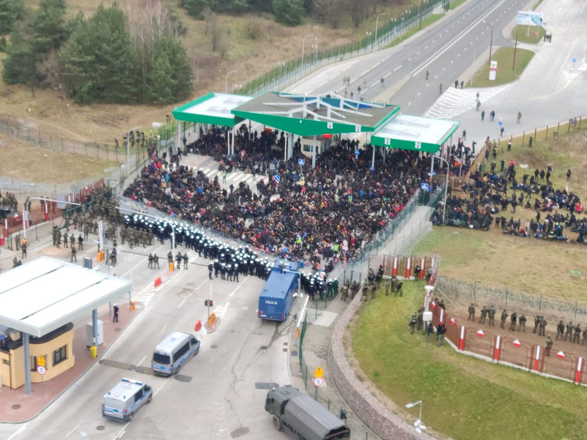 Tysiące migrantów na granicy. Polskie służby obawiają się szturmu [NA ŻYWO]