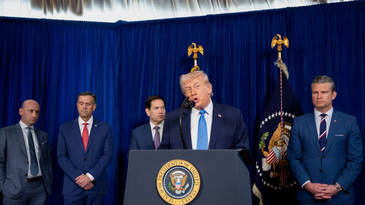 US President Donald Trump (2-R) speaks during a news conference at the Mar-a-Lago Club in Palm Beach, Florida, USA, 03 January 2026. Venezuelan President Nicolas Maduro has been charged in the US after he was captured and flown out of Venezuela, following a series of airstrikes that mark an extraordinary escalation in the Trump administration's months-long campaign against the country. EPA/NICOLE COMBEAU / POOL Dostawca: PAP/EPA.