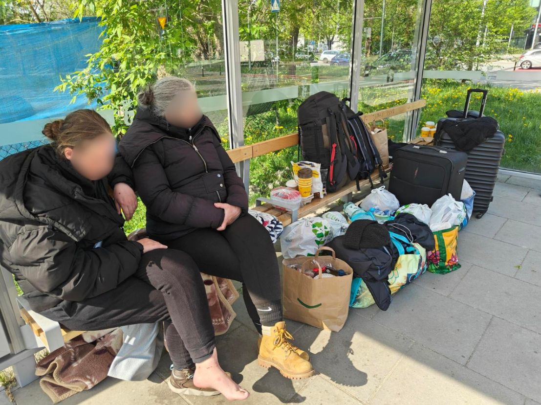 Ukrainki mieszkają na przystanku autobusowym w Warszawie