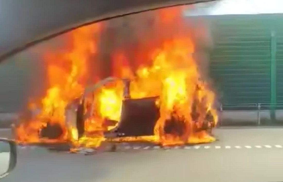 Pożar na autostradzie A1. Zapaliło się Porsche Cayenne 