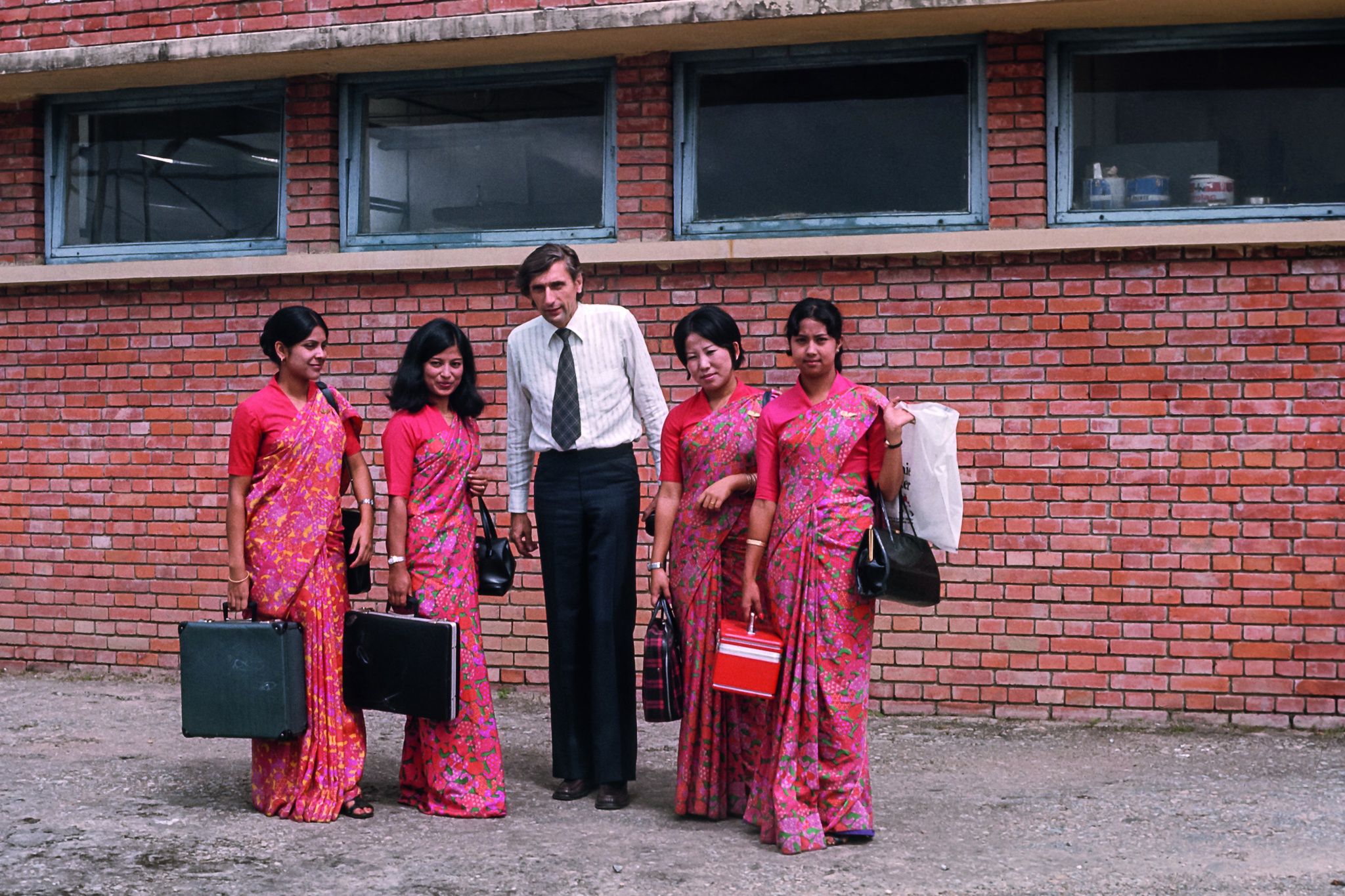 Andrzej Zawada pozuje ze stewardesami z nepalskich linii lotniczych, Katmandu 1974