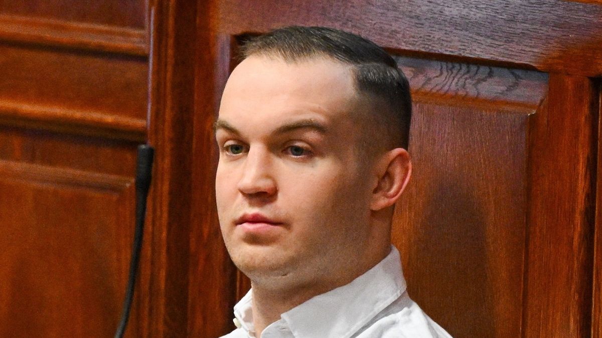 Dawid Mirkowski na sali sądowej.