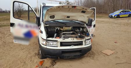 "To miała być zabawa". Ukradli auto, zakopali je w piasku i ruszyli po kolejne pojazdy