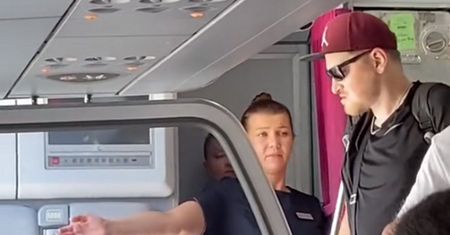 Stracił nogę na wojnie. Weteran wyrzucony z samolotu do Warszawy