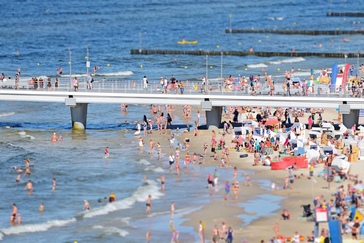 Plaża nad Bałtykiem wypełniona tłumem turystów 