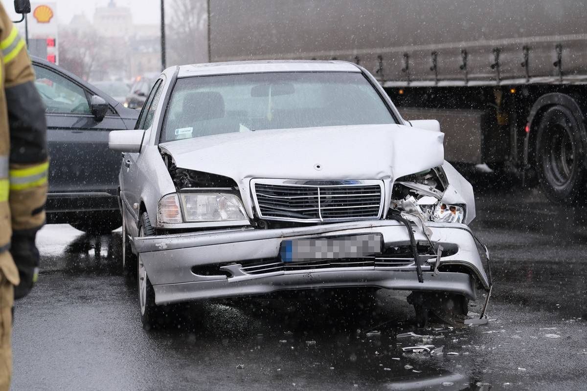 Zderzenie radiowozu z mercedesem na al. Solidarności w Lublinie
