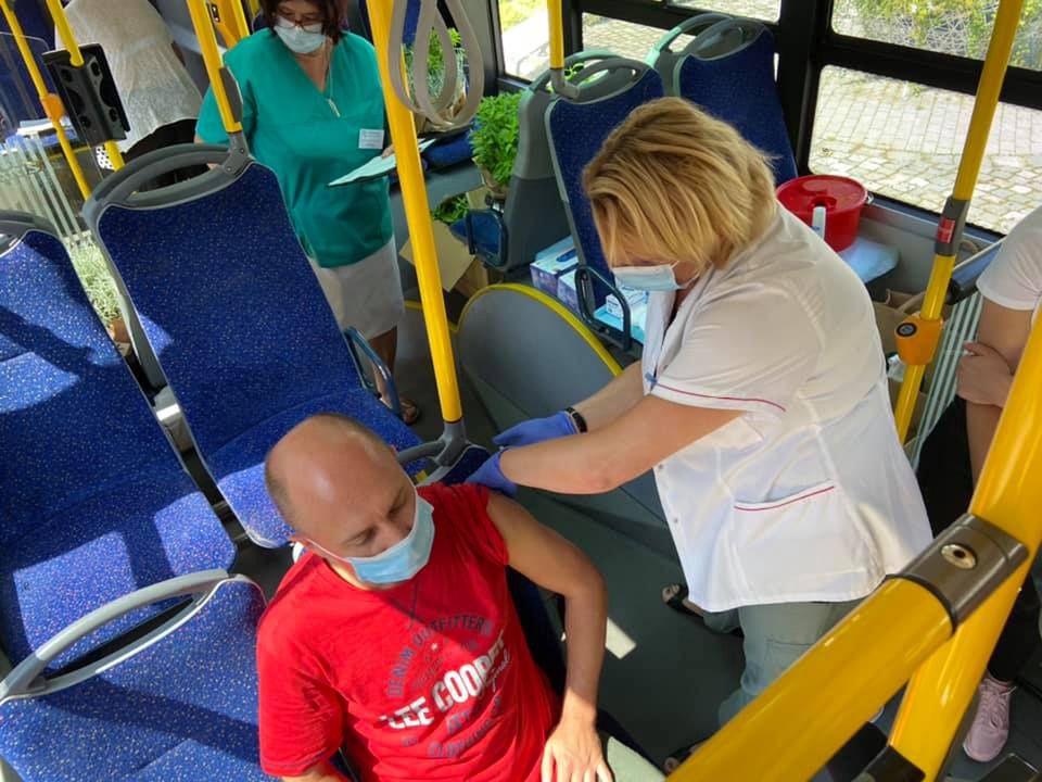 Sosnowiec. Na ulice miasta wyjechał autobus, w którym każdy chętny będzie mógł się zaszczepić.