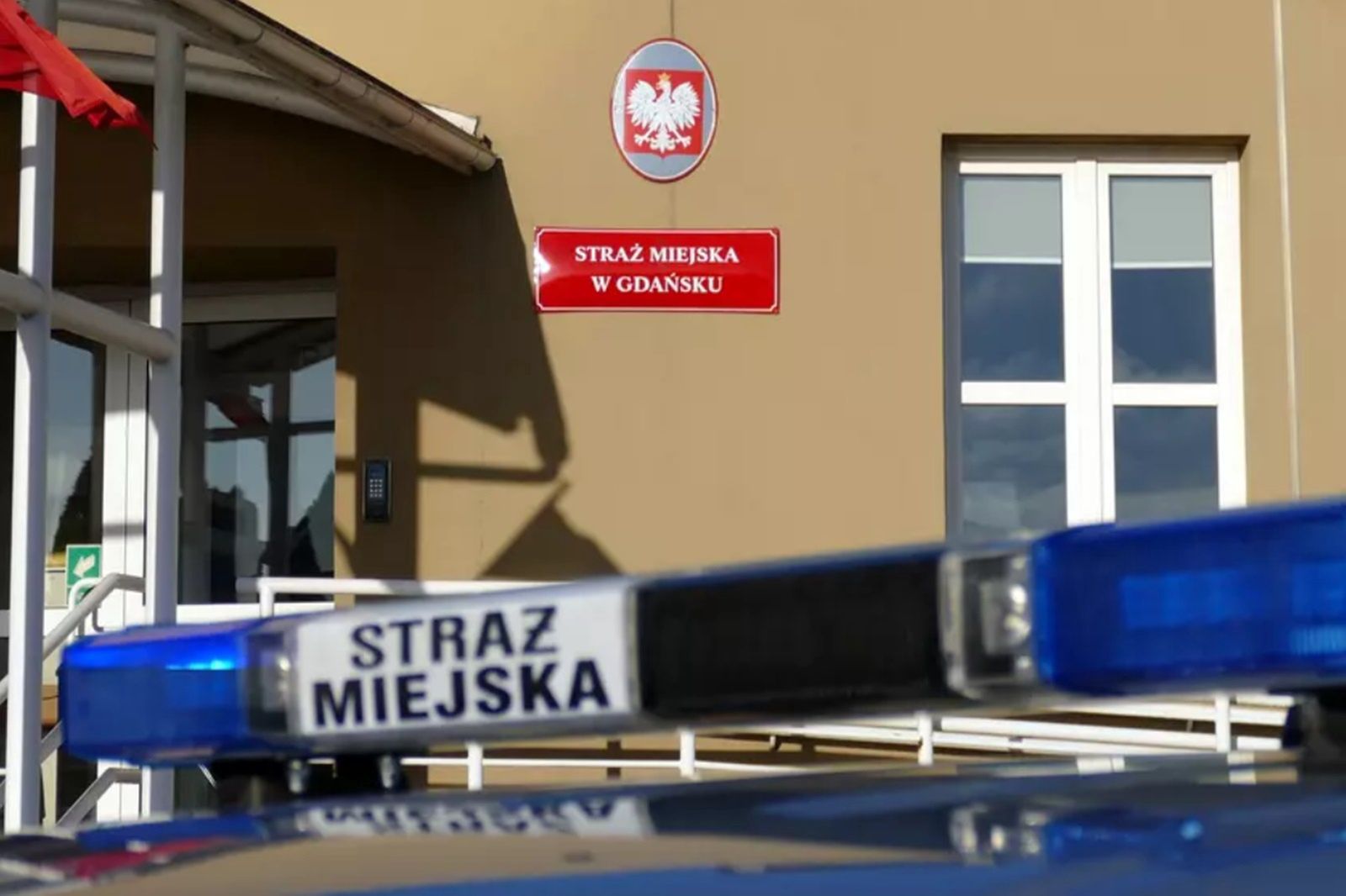 Strażnik miejski z Gdańska zatrzymany. Postawiono mu siedem zarzutów