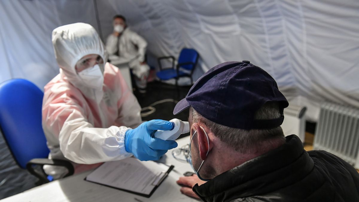 Koronawirus. Najnowsze badania wskazują, że skutki Covid-19 będziemy odczuwać długo po przebyciu choroby (zdj. ilustracyjne).