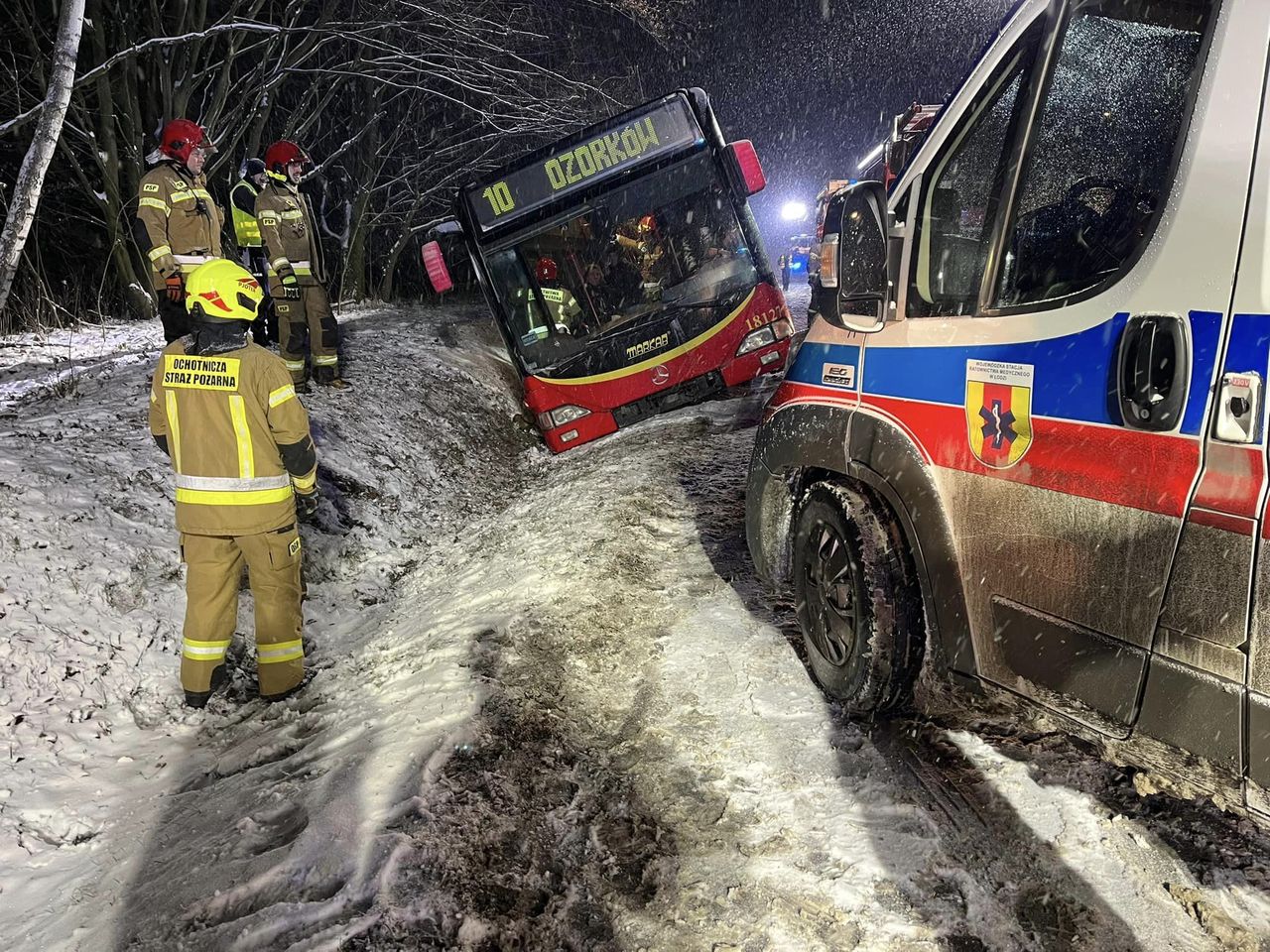 Autobus wjechał do rowu. Na pokładzie wiózł 22 osoby