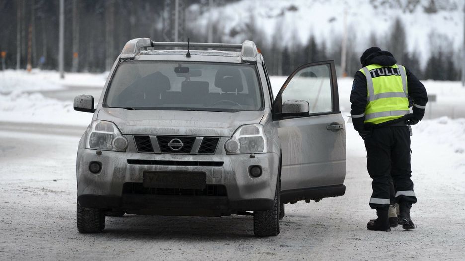 arch5Finnish customs officer checks the Nissan car of Russian tourists at the Nuijamaa border station in Lappeenranta, Eastern Finland on the border between Finland and Russia on Friday, 11th January, 2013. LEHTIKUVA / Heikki Saukkomaa *** FINLAND OUT. NO THIRD PARTY SALES. ***Heikki Saukkomaa