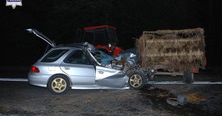 Tchórzew Kolonia: Subaru wjechało w nieoświetlony rozrzutnik obornika