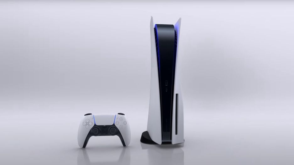 Konsola PlayStation 5. Na zdjęciu w wersji cyfrowej wraz z padem PS5 DualSense.