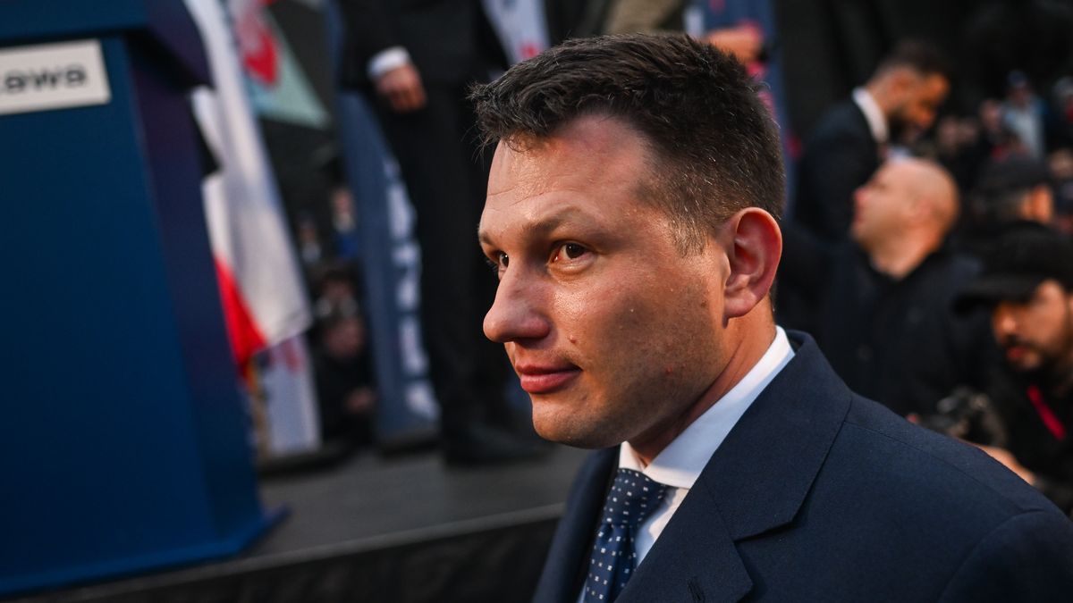 WARSAW, POLAND - MAY 10: Presidential Candidate for the far right wing Confederation Party, Slawomir Mentzen gesticulates as he walks to meet with supporters after delivering a speech during a presidential campaign rally on May 10, 2025 in Warsaw, Poland. The presidential election in Poland will be held on May 18. (Photo by Omar Marques/Getty Images)