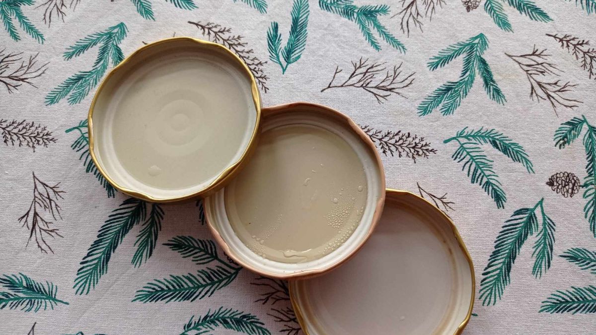 Nakrętki od słoików można wykorzystać w kreatywny sposób