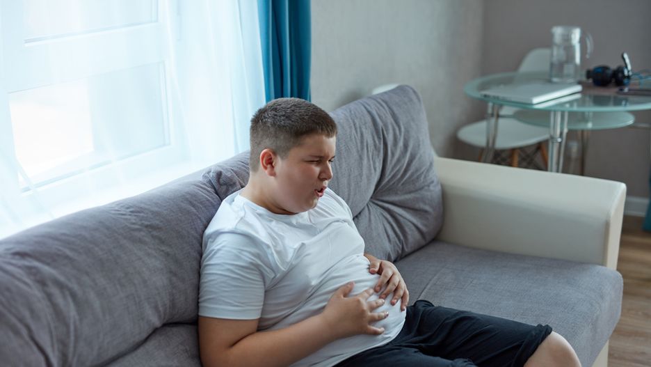 Kwasica mleczanowa może ojawiać się nudnościami i wymiotami, bólami brzucha