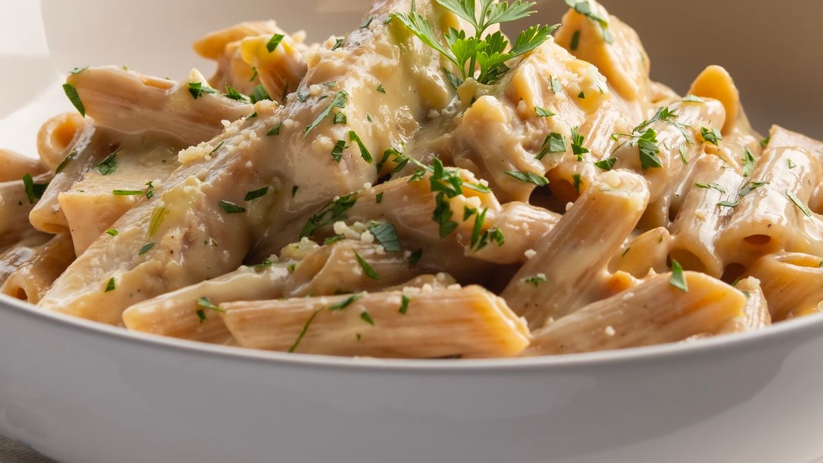 Makaron z indykiem to pomysł na lekki obiad lub ciepłą kolację