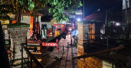 Dramat w Małopolsce. W środku było 500 osób. Księża ogłaszają