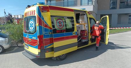 Dziecko wisiało na balkonie na 5. piętrze. Sąsiedzi złapali je w koc