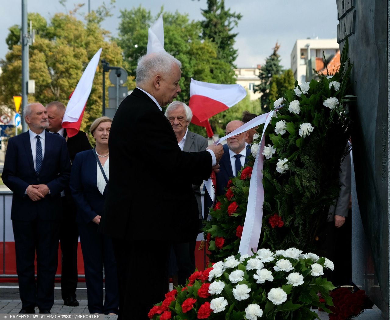 Jarosław Kaczyński składa wieniec