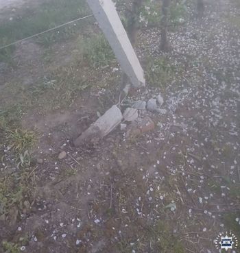 Rozpędzonym quadem uderzyli w drzewo i betonowy słup. Troje nastolatków miało ogromne szczęście [wideo]