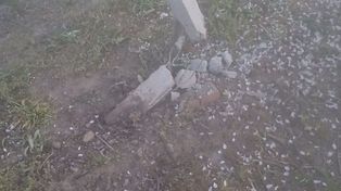 Rozpędzonym quadem uderzyli w drzewo i betonowy słup. Troje nastolatków miało ogromne szczęście [wideo]