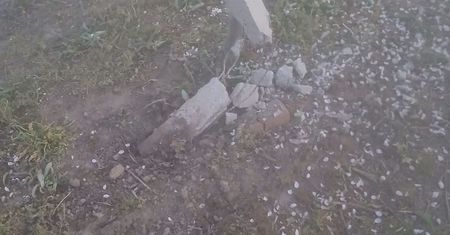 Rozpędzonym quadem uderzyli w drzewo i betonowy słup. Troje nastolatków miało ogromne szczęście [wideo]