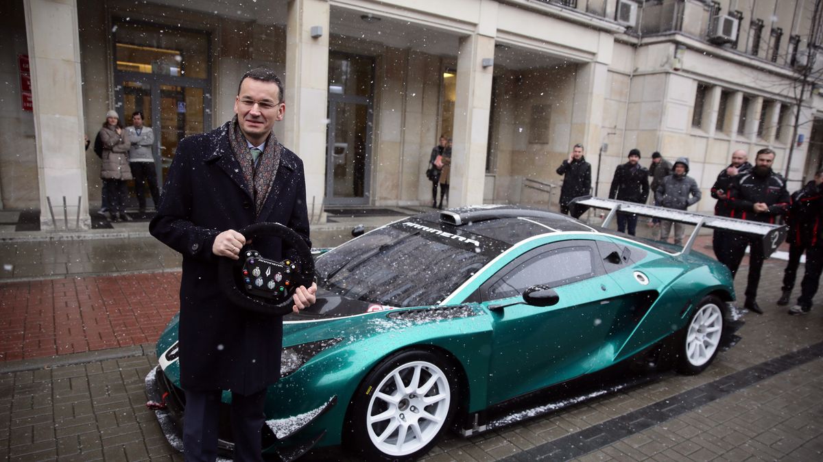 Premier Mateusz Morawiecki w 2016 roku fotografował się z polskim superautem Arrinera Hussarya.