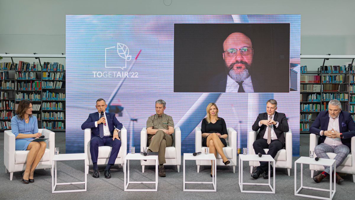 Panel "Odnawialne źródła energii. Czy wiatraki i panele to przyszłość energii?" 