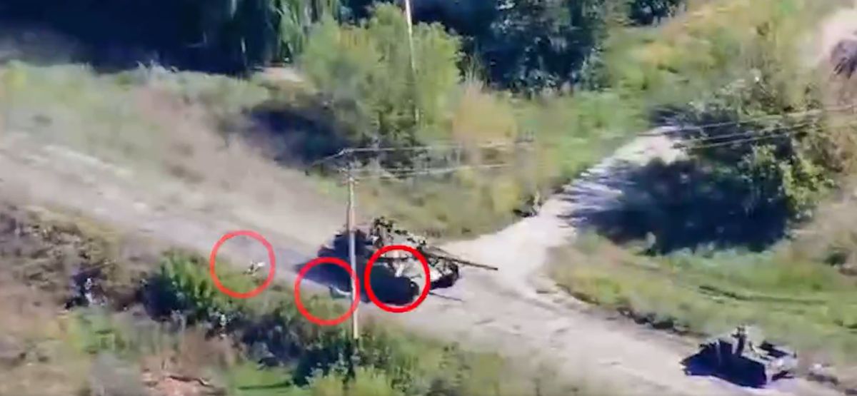 Rosjanie uciekają z jadącego czołgu. Udostępniono nagranie
