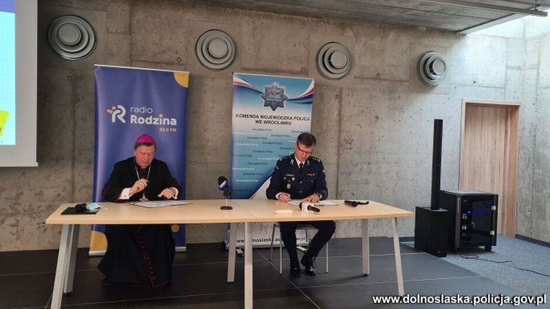 Wrocław. Policjanci będą szkolić księży. Nietypowy projekt na Dolnym Śląsku