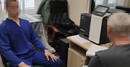 Brutalny atak na ochroniarza Biedronki. Policja publikuje wstrząsające nagranie
