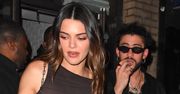 Frywolna Kendall Jenner z NAGIM biustem i w mini maszeruje na randkę z Bad Bunnym (ZDJĘCIA)