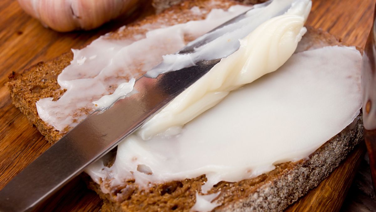 Przed laty była w każdej kuchni, dziś większość gardzi. Zrobisz z niej aromatyczne i pyszne smarowidło do chleb