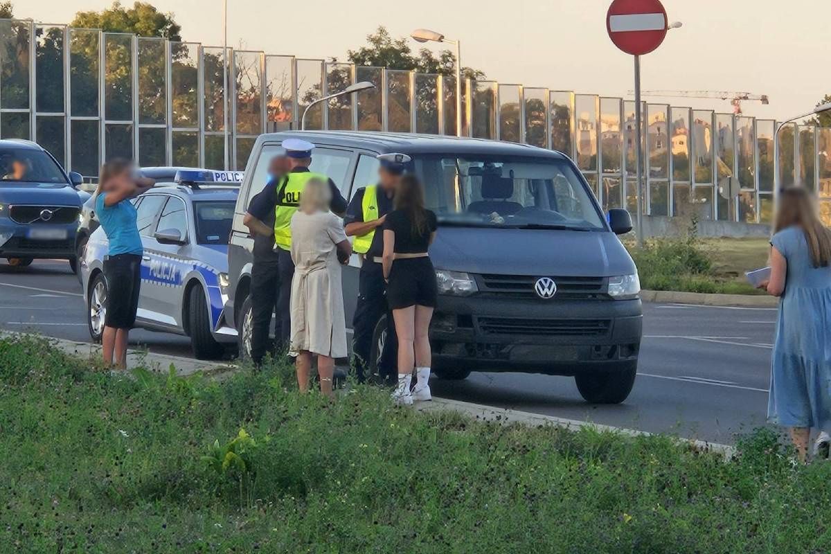Zderzenie forda z volkswagenem na rondzie 100-lecia KUL z pniakiem