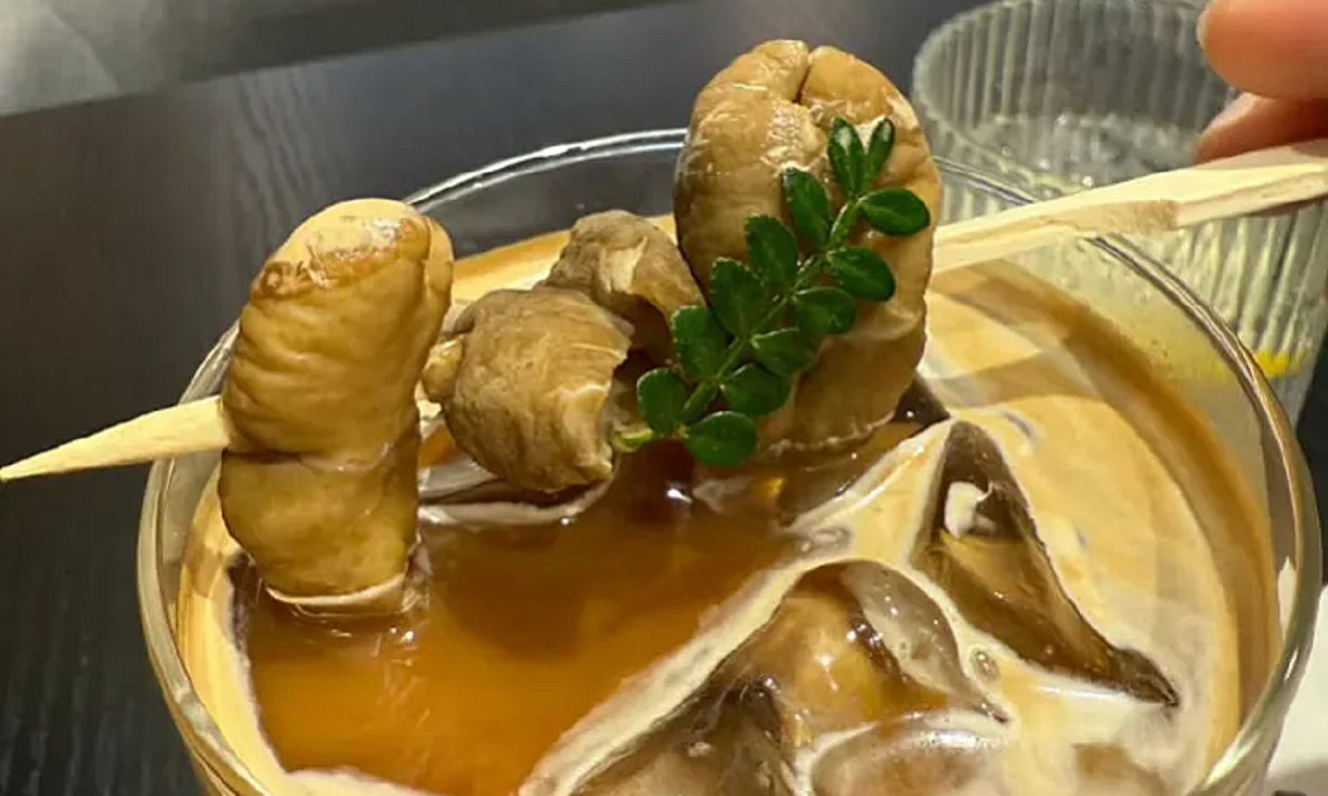 Kawa latte z wieprzowymi jelitami zdobywa popularność