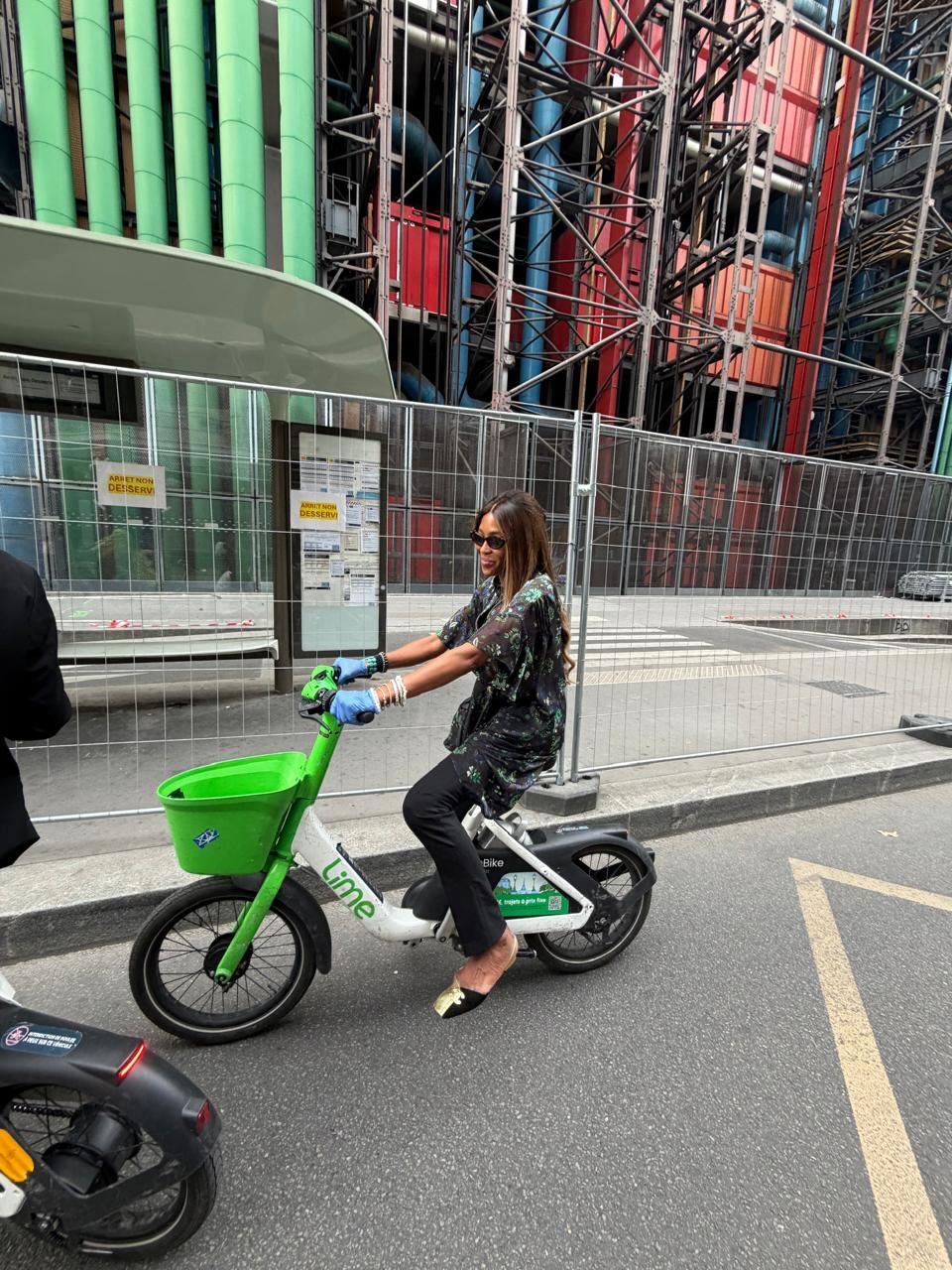 Naomi Campbell w rękawiczkach pruje przez Paryż na rowerze