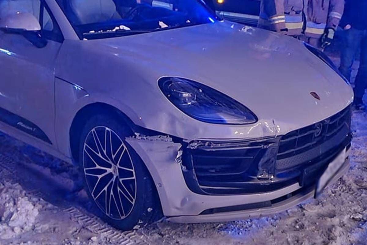 Uszkodzenia porsche po wjechanie w budynek przedszkola