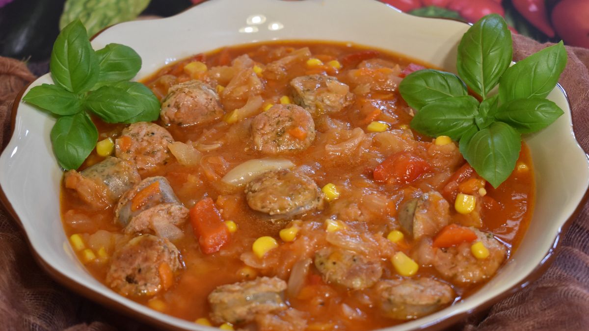 Biała kiełbasa w młodej kapuście