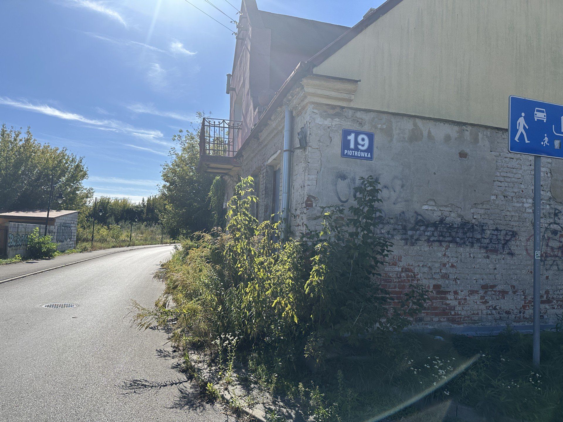 Zdewastowany i opuszczony budynek przy ulicy Piotrówka 19 w Radomiu ma być pieczołowicie odnowiony.