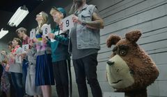 Plushak uwalnia podejrzanych w spocie promującym duże zadowolenie klientów Plush na Kartę (wideo)