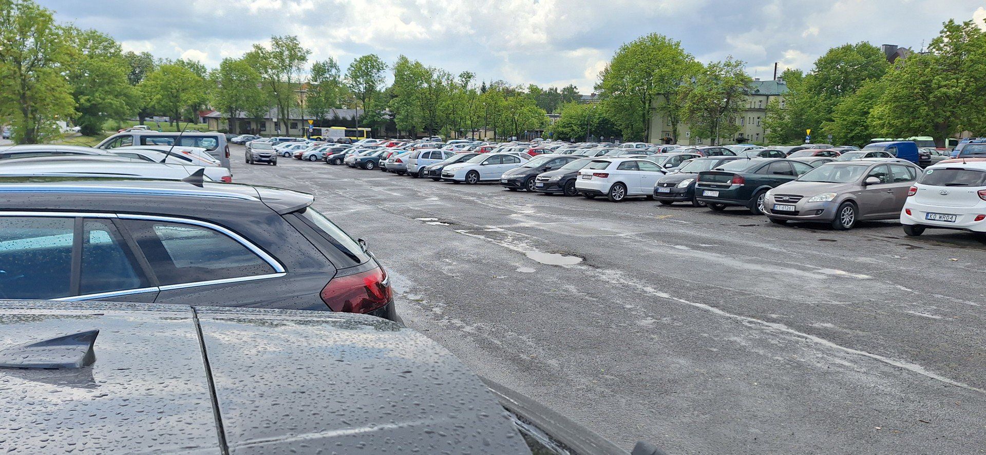 Plac po dawnej &#34;Kapłanówce&#34; to w tygodniu największy, darmowy parking po chmurką w Tarnowie