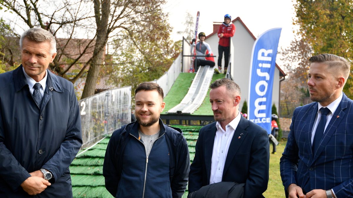 Kielce, 26.10.2022. Od lewej: Bogdan Wenta prezydent Kielc, Michał Filarski pomysłodawca projektu, Adam Małysz prezes Polskiego Związku Narciarskiego oraz Marcin Chłodnicki wiceprezydent miasta podczas uroczystego otwarcia mini skoczni narciarskiej dla dzieci o punkcie konstrukcyjnym K-4 powstałej przy Szkole Podstawowej nr 9 w Kielcach, 26 bm. Pomysł na budowę w Kielcach mini skoczni miał na celu promocję skoków narciarskich, aktywności na świeżym powietrzu i odrzucenie stereotypu, że skakać mogą tylko sportowcy pochodzący z rejonów górskich. (js) PAP/Piotr Polak