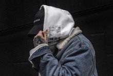 Żurnalista konsekwentnie nie pokazuje twarzy