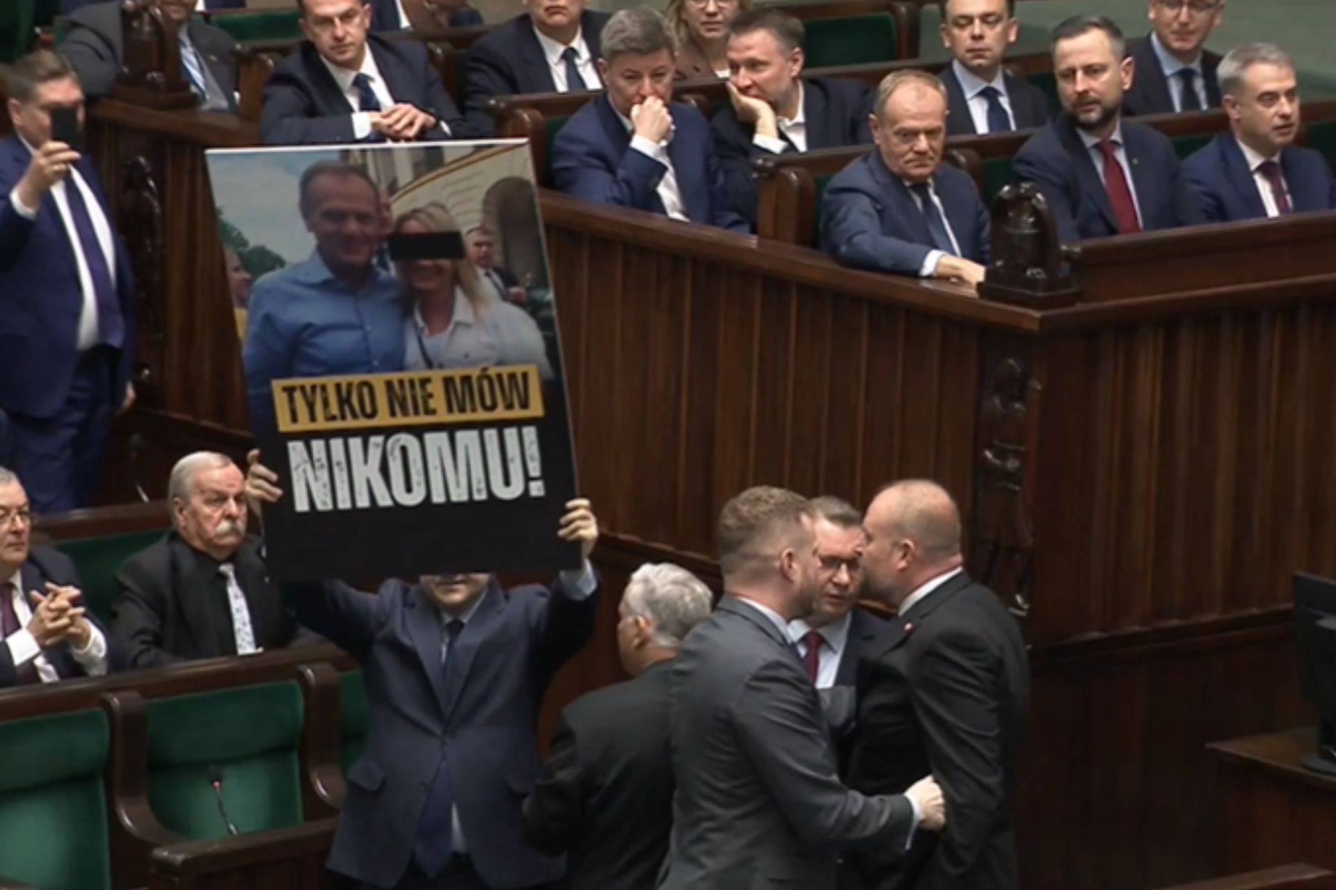 Sceny w Sejmie. Posłowie PiS wnieśli transparenty