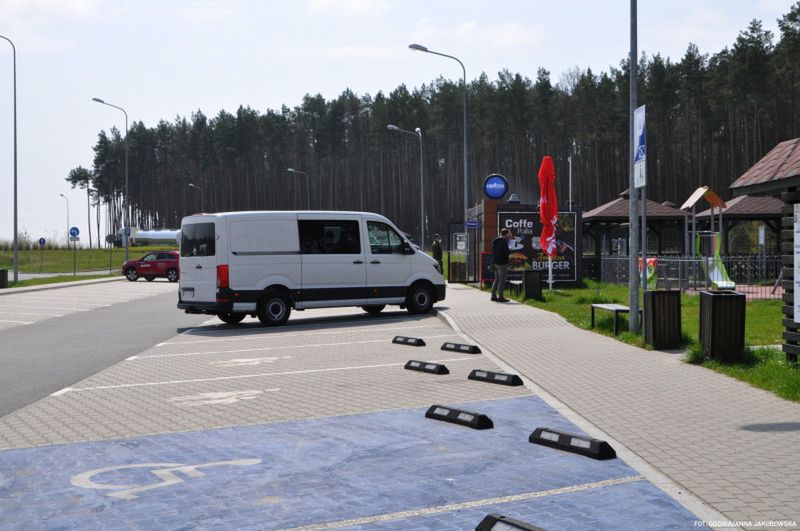 Kolorowy plakat jest zachęcający, alternatywy raczej brak