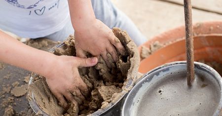 Glina samoutwardzalna. Jakie są korzyści z jej stosowania? Co można z niej zrobić?