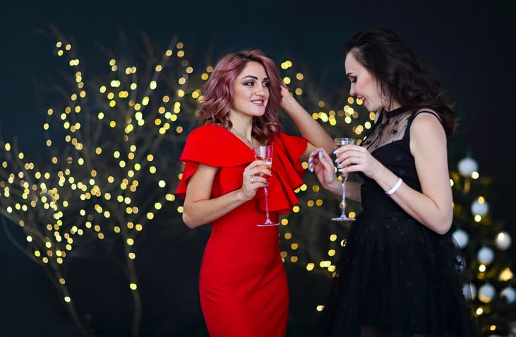 Szykowne sukienki na sylwestra. Jaką kreację wybrać na pożegnanie roku?
