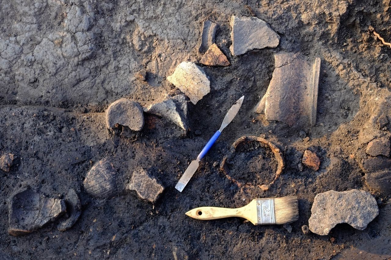 Srebrna figurka, militaria i masa ceramiki. Odkrycia na grodzisku w Chodliku